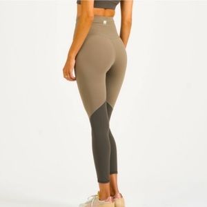 NWT Vuori Colorblock High Rise Studio Leggings Light Oregano S